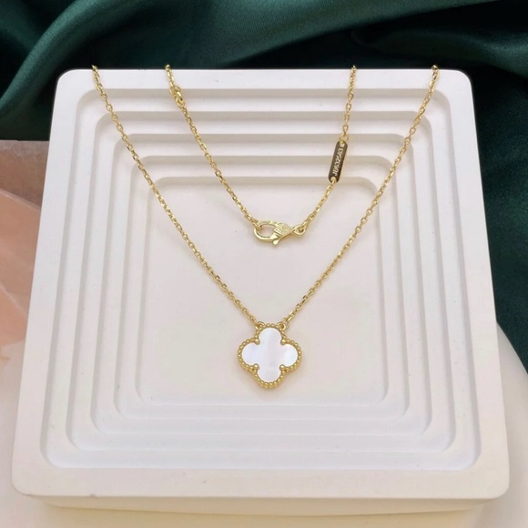 White clover necklace - Picture 2 of 2